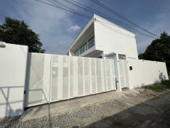 ให้เช่าบ้านสีขาว สไตล์ Modern 2 ชั้น5 ห้องนอน บ้านสร้างเอง ใกล้สนามบินสุวรรณภูมิ , Robinson Lifestyle ลาดกระบัง ให้เช่าบ้านสีขาว-สไตล์-Modern-2-ชั้น5-ห้อง