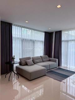 P1013 ให้เช่า บ้านเดี่ยว โครงการ เศรษฐสิริ ศรีนครินทร์–พระราม 9 กรุงเทพกรีฑา ซอย7 P1013-ให้เช่า-บ้านเดี่ยว-โครงการ-เศรษฐส