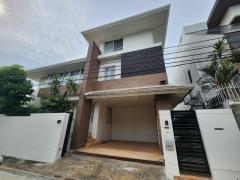 ให้เช่าบ้านหรู 3 ชั้น ขนาด 5ห้องนอน ย่านรัชดานิเวศน์ 16 เขตห้วยขวาง ใกล้ MRT ห้วยขวาง ให้เช่าบ้านหรู-3-ชั้น-ขนาด-5ห้องนอน-ย่