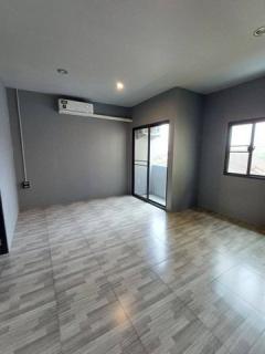 P1022 ขายทาวน์โฮมพร้อมคนเช่า สไตล์ลอฟท์ ลาดพร้าว บางกะปิ รามคำแหง ซอยลาดพร้าว124  ใกล้ MRT มหาดไทย ท่าเรือมหาดไทย เหมาะโฮมออฟฟิศ