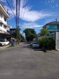 ขายที่ดิน+บ้านเก่า เนื้อที่ 75 ตร.ว. หมู่บ้านเมืองทอง 4 ซ.ปุณณวิถี 53 (สุขุมวิท 101)  ทำเลดี อยู่ใจกลางเมือง-202508040024251754241865032.jpg