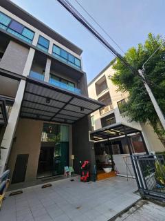 ขายทาวน์โฮมหลังมุม-3.5-ชั้น-บ้านกลางเ