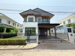 มัณฑนา นครอินทร์-พระราม5  บ้านมือสองตกแต่งใหม่  พื้นที่รอบบ้านกว้างขวางสามารถปรับเป็นพื้นที่อเนกประสงค์