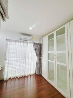 RM534 ให้เช่า ทาวน์โฮม ลีออง สุขุมวิท 62 หรูหรา ตกแต่งสวย พร้อมเข้าอยู่ เดินทางสะดวก ใกล้ BTS บางจากติดทางด่วน แค่ไม่กี่นาทีถึงกลางเมือง-202508092301551754755315460.jpg