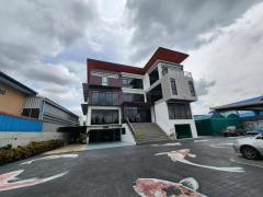 ขายอาคารสำนักงาน 4 ชั้น 296 ตรว. ถนนสุขาภิบาล 5 พร้อมลิฟท์ และที่พักด้านใน ใกล้ทางด่วน