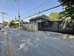 ขายที่ดินพร้อมสิ่งปลูกสร้าง เนื้อที่ 100 ตารางวา ซอยโยธินพัฒนา ถนนประดิษฐ์มนูธรรม ทำเลดีมากเข้าซอยเพียง 500 เมตร ขายที่ดินพร้อมสิ่งปลูกสร้าง-เนื้อท