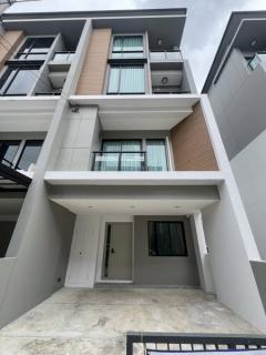 ให้เช่าทาวน์โฮม 3.5 ชั้น หลังมุม 220 ตรม. 4 ห้องนอน  Premium Place พหลโยธิน-รามอินทรา ใกล้ Big C สะพานใหม่ ให้เช่าทาวน์โฮม-3.5-ชั้น-หลังมุม-220-ตรม.-