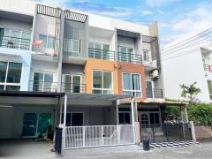 ขายทาวน์โฮม 3 ชั้น หมู่บ้านกรีนิช รามอินทรา เนื้อที่ 21.8 ตารางวา  ถนนรามอินทรา แขวงคันนายาว เขตคันนายาว กรุงเทพฯ