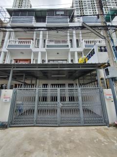 ทาวน์เฮ้าส์สไตล์โมเดิร์นบนทำเลทองของกรุงเทพฯ