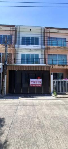 ขายทาวน์โฮม-3-ชั้น-รีโนเวทใหม่พร้อมเ