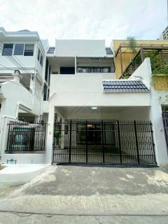 ให้เช่าบ้านหรู 3 ชั้น 400 ตรม. 6 ห้องนอน ย่านพระราม 9 ใกล้ MRT พระราม 9 ใกล้โรงพยาบาลพระราม 9 ให้เช่าบ้านหรู-3-ชั้น-400-ตรม.-6-ห้องนอน-ย