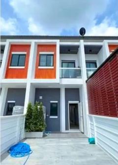 โลตัส ติดถนนใหญ่ ให้เช่าอาคารพาณิชย์ 2 ชั้น เหมาะกับร้านค้า นางรอง 4.4 กม. สำนักงาน คลีนิค 2 นอน 3 น้ำ รพ.นางรอง 2.4 กม.ถ.นางรอง-ละหานทราย 