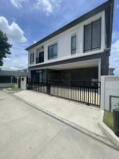 ให้เช่าบ้านเดี่ยวหรู 2 ชั้น 230 ตรม. 4 ห้องนอน หมู่บ้านแกรนด์บริทาเนีย Grand Britania พระราม 9 - กรุงเทพกรีฑา ใกล้ทางด่วน มอเตอร์เวย์ ให้เช่าบ้านเดี่ยวหรู-2-ชั้น-230-ตรม.-4-ห้