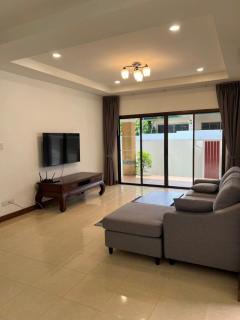 ให้เช่า Pool Villa หมู่บ้าน สวนเนรมิต 5 ตกแต่งสวย พร้อมเข้าอยู่ ใกล้Robinson Lifestyle Thalang เพียง 5 นาที -202508261556441756198604625.jpg