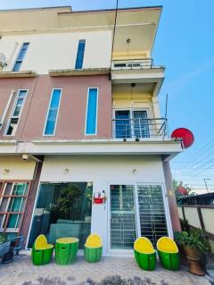 ขายทาวน์โฮม 3 ชั้น  26.3 ตรว. 4 นอน 5 น้ำ หลังมุม ถ.เศรษฐกิจ1 กระทุ่มแบน จ.สมุทรสาคร