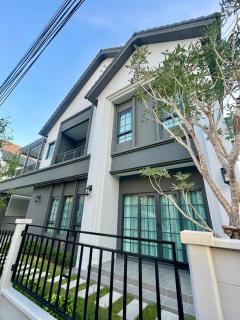 RM610 ให้เช่า บ้านเดี่ยว Centro บางนา  ​บ้านหันหน้าทิศเหนือ เฟอร์ครบ หิ้วกระเป๋าพร้อมเข้าอยู่