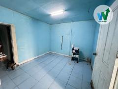 รหัสทรัพย์สิน : G85110  ขายที่ดินพร้อมสิ่งปลูกสร้าง เคหะรพีพัฒน์2 เลียบคลองรพีพัฒน์ คลองสี่ ปทุมธานี เนื้อที่ 60.30 ตารางวา พื้นที่ใช้สอยประมาณ 241.2 ตารางเมตร 1 ห้องนอน 2 ห้องนั่งเล่น 1 ห้องน้ำ 1 ห้องครัว จอดรถหน้าบ้านได้ 2 คัน น้ำไฟพร้อม ถนนหน้าที่-202509041337251756967845318.jpg