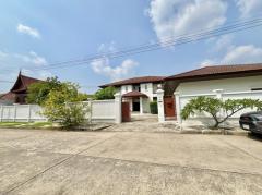 ขายบ้านเมืองเอก บ้านเดี่ยวหลังใหญ่ ติดริมน้ำ เนื้อที่ 324 ตรว. ซอยเอกรัตน์ 6 ตำบลหลักหก  อำเภอเมืองปทุมธานี 