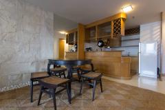 Rent Condo BTS station is on Ratchadamri , Fully furnished apartment with nice view on 11th Floor 