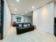 ขายด่วน !! บ้านหรู ใกล้รถไฟฟ้าน้อมเกล้า 2 ชั้น 136 ตรว หมู่บ้านธารารมณ์ รามคำแหง 150-202509121323141757658194597.jpg