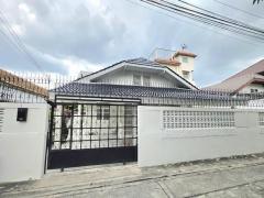 HR 6156 ให้เช่าบ้านเดี่ยวชั้นเดียว 4 ห้องนอน หมู่บ้านรัชดานิเวศน์ เขตห้วยขวาง ตกแต่งหรู เฟอร์ครบ พร้อมเข้าอยู่ ใกล้ MRT ห้วยขวาง