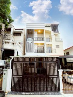 ขายทาวน์โฮม 3 ชั้น 27 ตร.ว 4 ห้องนอน ซอยเสรีไทย 17 รีโนวทใหม่ยกหลัง ใกล้นิด้า  ขายทาวน์โฮม-3-ชั้น-27-ตร.ว-4-ห้องนอน-ซอยเ