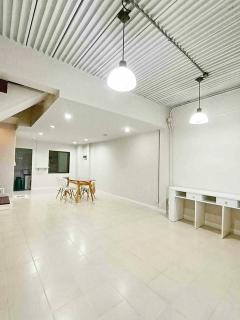 ให้เช่าทาวน์เฮ้าส์ 3 ชั้น สวนหลวง 240 ต.ร.ม.บ้านกลาง พระราม 9  ARL หัวหมาก 700 ม. พร้อมเฟอร์ฯ 3 นอน ดอะไนน์ เซ็นเตอร์ พระราม 9​ 654 ม. 