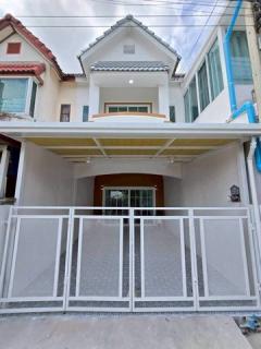 ขายทาวน์เฮ้าส์สองชั้น พร้อมอยู่รีโนเวตครบ ราคาถูกใจ ถนนบางกรวย-ไทรน้อย นนทบุรี