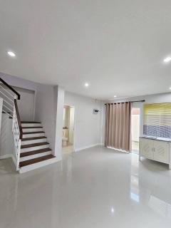 ขายด่วน ต่ำกว่าทุน ทาวน์โฮม 2 ชั้น หมู่บ้าน K-VILLAGE 3 (เค-วิลเลจ 3) ใจกลางเมืองกระบี่ บ้านหลังในซอยมีพื้นที่ด้านข้าง มุมด้านบนมองเห็นวิวสวน-202509151617571757927877197.jpg