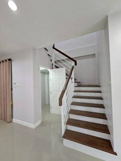 ขายด่วน ต่ำกว่าทุน ทาวน์โฮม 2 ชั้น หมู่บ้าน K-VILLAGE 3 (เค-วิลเลจ 3) ใจกลางเมืองกระบี่ บ้านหลังในซอยมีพื้นที่ด้านข้าง มุมด้านบนมองเห็นวิวสวน-202509151617571757927877714.jpg