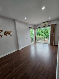 ขายด่วน ต่ำกว่าทุน ทาวน์โฮม 2 ชั้น หมู่บ้าน K-VILLAGE 3 (เค-วิลเลจ 3) ใจกลางเมืองกระบี่ บ้านหลังในซอยมีพื้นที่ด้านข้าง มุมด้านบนมองเห็นวิวสวน-202509151617591757927879812.jpg