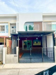 ขายทาวน์เฮ้าส์ 2 ชั้น หมู่บ้านอินดี้ บางนา-ตราด กม.26 เนื้อที่ 21 ตารางวา  ถนนบางนา-ตราด ซอยเอแบค ตำบลบางเสาธง อำเภอบางเสาธง จังหวัดสมุทรปราการ