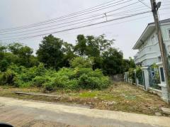 ขายที่ดิน ถมแล้ว ซอยหมู่บ้านเอกไพลิน 15 ใกล้ ถนน ศรีนครินทร์ ทำเลดี เหมาะสร้างบ้าน ขนาด 84 ตร.ว-202509171802491758106969673.jpg