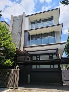 ขายบ้านเดี่ยวหรู 3 ชั้น พร้อมชั้นใต้ดิน ลิฟท์ส่วนตัว โครงการเอคิว เวลล์ พระราม 9 AQ Welle Rama 9 ถนนจตุรทิศ RCA ใกล้ทองหล่อ ใกล้อโศก ขายบ้านเดี่ยวหรู-3-ชั้น-พร้อมชั้นใต้