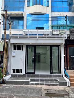 BH2943 ให้เช่าอาคารพาณิชย์รีโนเวทใหม่ 1 คูหา 1 ชั้นครึ่ง ใกล้มหาวิทยาลัยหอการค้าไทย (UTCC) 