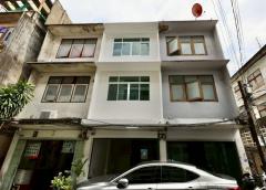 ให้เช่าทาวเฮ้าส์ 4 ชั้นพร้อมดาดฟ้า รีโนเวทใหม่ทั้งหลัง พื้นที่ใช้สอย 180 ตร.ม ซอยสาทร11 แยก3 ใกล้ BTS เซนต์หลุยส์