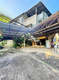 สนามบินลำปาง 1.15กม.  ที่ดินใหญ่มาก 126ตรว. อาคารพาณิชย์ 4 ชั้น 2คูหา ที่ดินหลังบ้าน 8นอน 506ตรม. บิ๊กซี ลำปาง 2.3 กม. แม็คโคร เซ็นทรัล