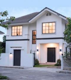 กาญจน์กนกวิลล์ 3 บ้านตกแต่งครบ  พื้นที่สวนสไตล์อังกฤษหน้าบ้าน พื้นที่หลังบ้านและข้างบ้านขนาดใหญ่