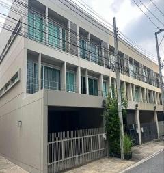 ให้เช่าทาวน์โฮม 3 ชั้น โครงการ โนเบิล คิวบ์ พัฒนาการ ทำเลอยู่ใกล้ใจกลาง ให้เช่าทาวน์โฮม-3-ชั้น-โครงการ-โนเบิ