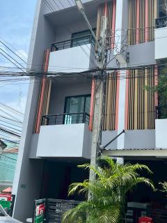 ขายทาวน์โฮม 3 ชั้น โครงการเดอะซิมโฟนี ทำเลศักยภาพ ติดถนนใหญ่ ใกล้แฟชั่นไอส์แลนด์