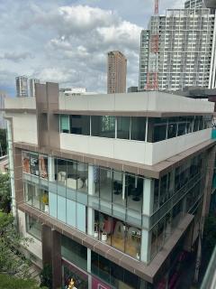 BH3752 ให้เช่าพื้นที่อาคารพาณิชย์ 200 ตร.ม. ติด BTS พระโขนง ทำเลทอง ใจกลางสุขุมวิท เหมาะสำหรับออฟฟิศ ร้านค้า หรือธุรกิจทุกประเภท BH3752-ให้เช่าพื้นที่อาคารพาณิชย์-200-ตร.ม