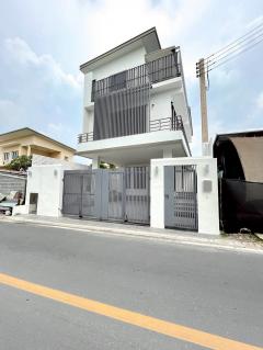 ขายทาวน์โฮม 3 ชั้น ใกล้หมู่บ้านนักกีฬาแหลมทอง บ้านรีโนเวทใหม่พร้อมอยู่ (N.1874)