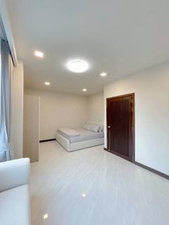 ให้เช่าทาวน์โฮม 3 ชั้น ใกล้หมู่บ้านนักกีฬาแหลมทอง บ้านรีโนเวทใหม่พร้อมอยู่ (N.1874)-202509300953441759200824224.jpg