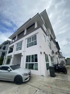 ให้เช่าอาคารพาณิชย์ 3 ชั้น 2 คูหา ในซอยพระราม 2 ซอย 60 ตกแต่งพื้น SPC ลายไม้