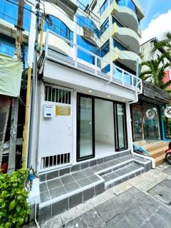 ม.หอการค้าไทย 560 ม. บิ๊กซี รัชดาภิเษก 1.4 กม.ให้เช่าคาเฟ่1 คูหา 1.5 ชั้นใหม่ 142 ตร.ม.32ตร.วา.ชั้นล่าง กับชั้นลอย MRT ห้วยขวาง 