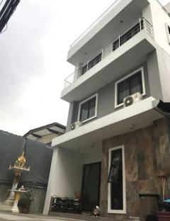 ขายบ้านเดี่ยว 3 ชั้น 50 ตร.ว.ราคา 13.5 ลบ. พร้อมเข้าอยู่ ถ.สุขเกษม ไกล้ ม.หอการค้า และ  MRT ห้วยขวาง (เจ้าของขายเอง)