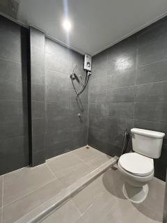 บ้านเช่าศรีนครินทร์ ใกล้รถไฟฟ้า ถ.นครินทร์ บ้านตกแต่งใหม่ เฟอร์+เครื่องใช้ไฟฟ้าใหม่หมด ทำเลดีมากใกล้ห้างสรรพพสินค้ามากมาย-202510031405421759475142107.jpg