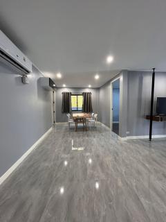 บ้านเช่าศรีนครินทร์ ใกล้รถไฟฟ้า ถ.นครินทร์ บ้านตกแต่งใหม่ เฟอร์+เครื่องใช้ไฟฟ้าใหม่หมด ทำเลดีมากใกล้ห้างสรรพพสินค้ามากมาย-202510031405461759475146995.jpg