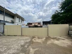 ขายถูกที่ดินสี่เหลี่ยมผืนผ้า อยู่โชคชัย 4 ซอย 30 เนื้อที่ 62 ตรว.  ที่ดินสร้างรั้วรอบขอบชิด (เมทัลชีทสีครีม) ใกล้รถไฟฟ้าสายสีเหลือง 