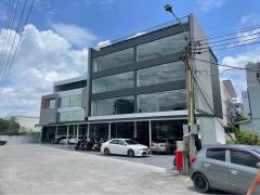 ให้เช่าสำนักงาน 4 ชั้น 827 ตร.ม. ซอยพัฒนาการ 31 พร้อมลิฟต์และลานจอดรถ ใกล้ทางด่วน